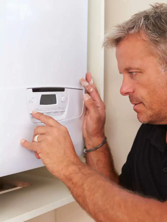 Técnico certificado Doutor House a realizar Reparação de Caldeiras