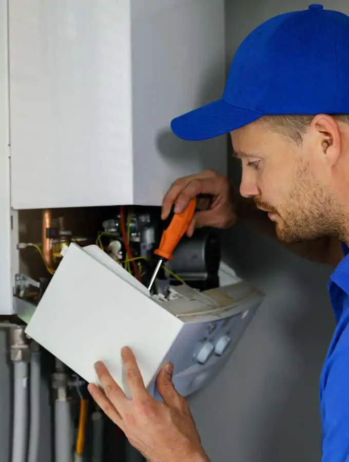 Reparação de caldeiras em Lisboa Técnico uniformizado da Doutor House a realizar assistência técnica