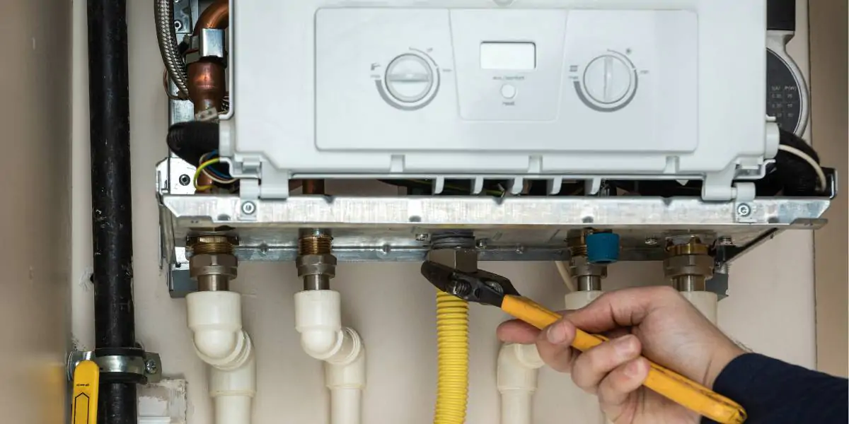 Técnico certificado Doutor House a efetuar reparação de caldeira no Seixal